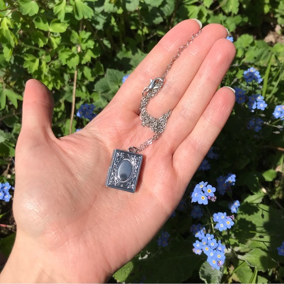 Antique Victorian style book locket 🧚♂️ - Picture 4 of 5